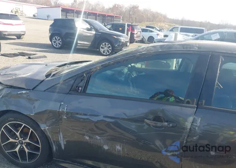 2015 Ford Focus Se z USA, uszkodzony, nr VIN 1FADP3FE1FL322452